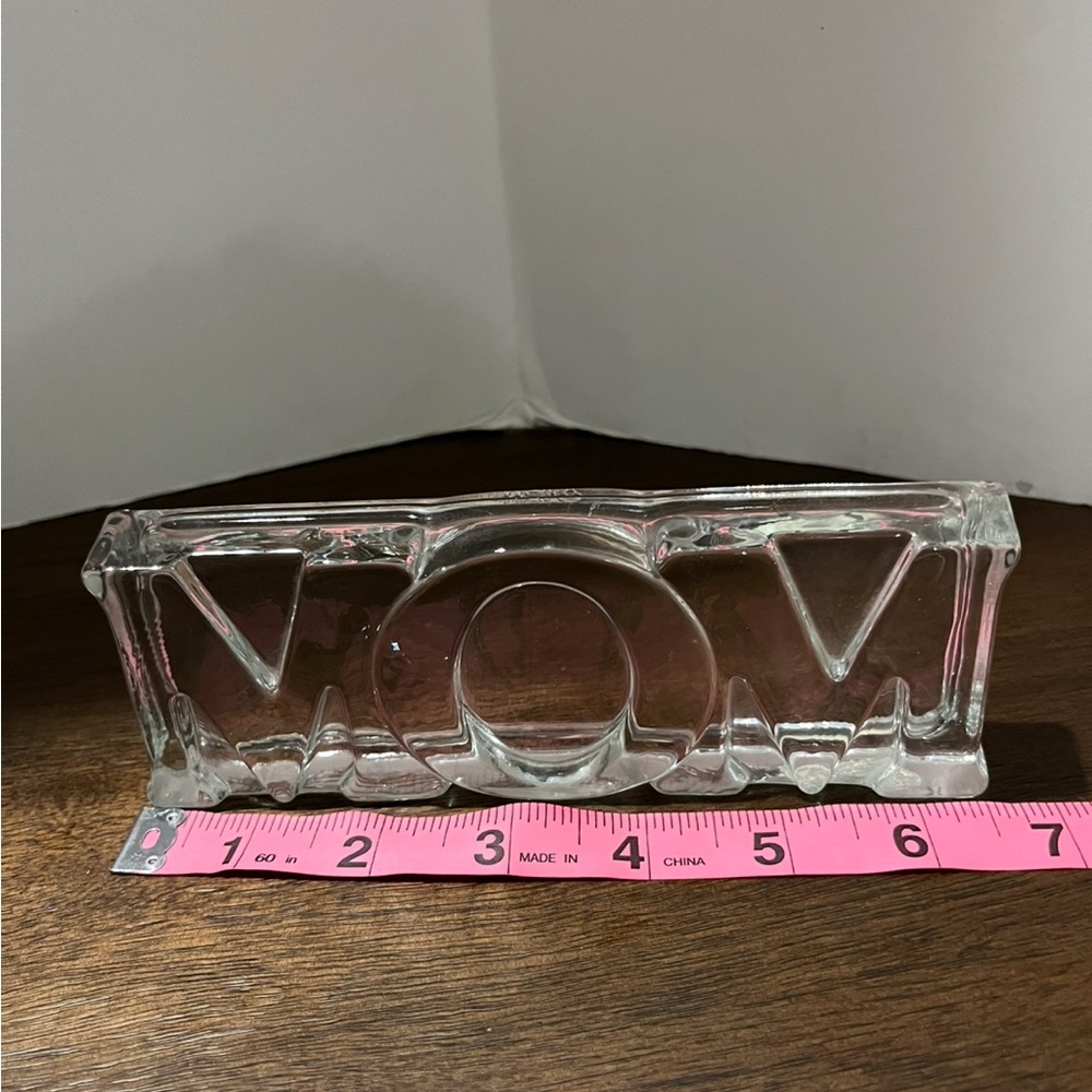Vintage “MOM” Crystal Clear Glass Paperweight Exclusively for Avon 1983 - Picture 5 of 8